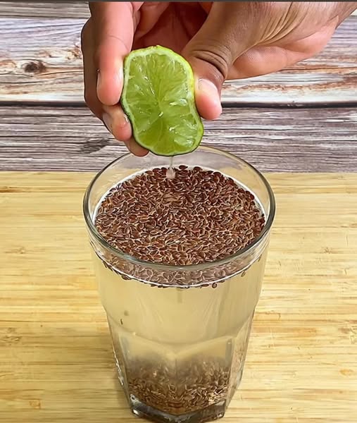 Vaso con semillas de lino y limón