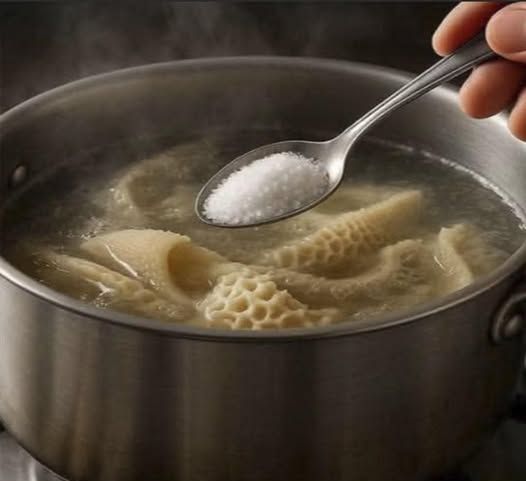 Olla con mondongo en agua hirviendo