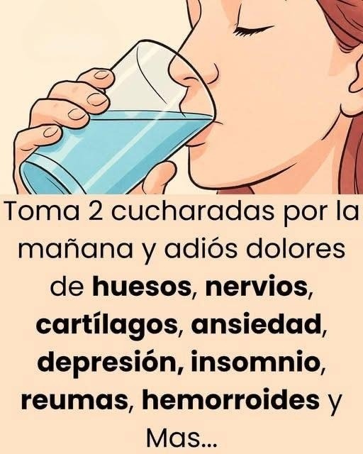Persona bebiendo agua de un vaso