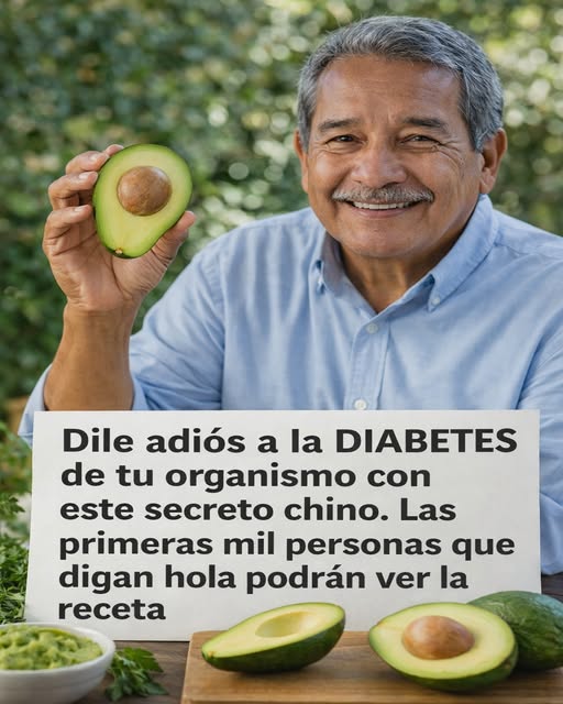 Hombre sosteniendo un aguacate
